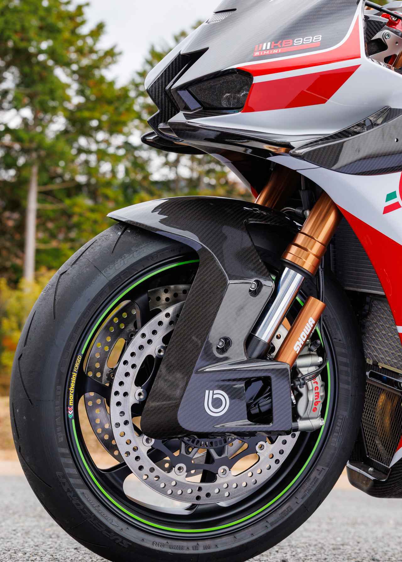 画像: フロント周りを支えるのは、ショーワ製のΦ43mmBFFフォーク。足元にはブレンボ製M50モノブロックキャリパーを装備しています。フロントフェンダーももちろんカーボン製となっており、軽量化に加えて空力を意識したその凝った造形となっています。