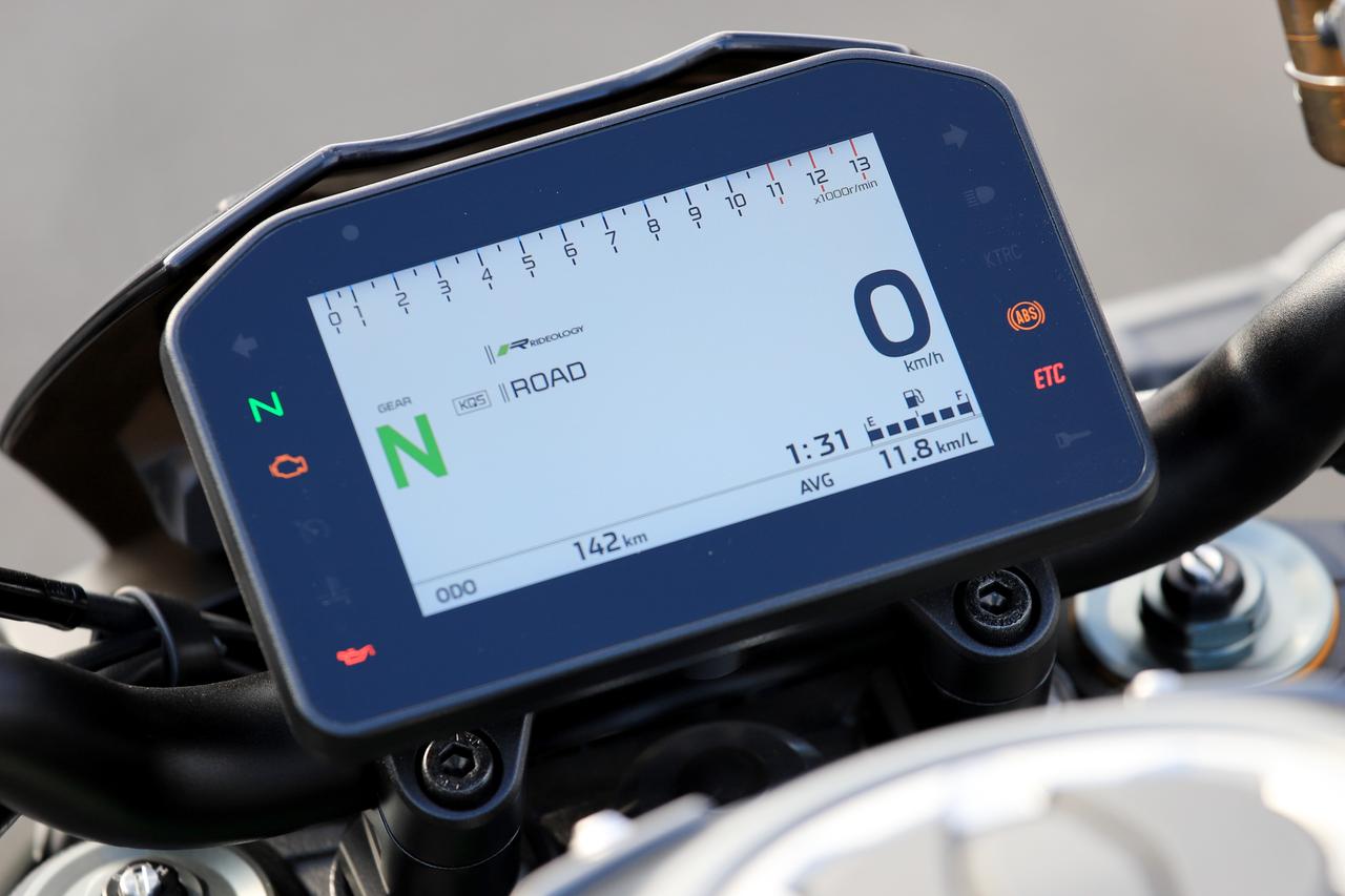 画像1: 多機能メーターと電源ソケット