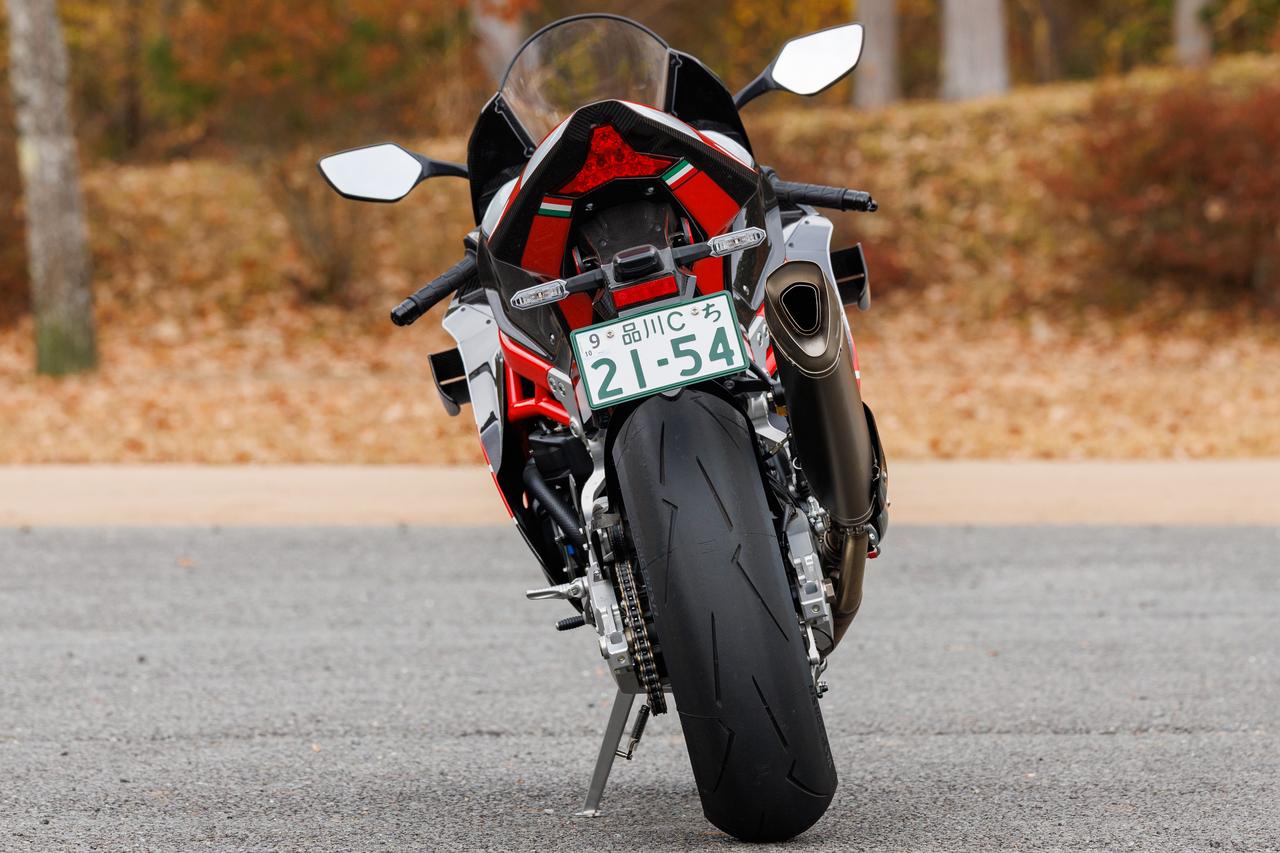 画像4: カワサキが誇る強靭なパワーユニットと、ビモータの独創的なフレームワークが見事に調和。カーボンパーツを纏ったその美しい車体は、ただそこに佇んでいるだけで圧倒的な存在感を放ちます。