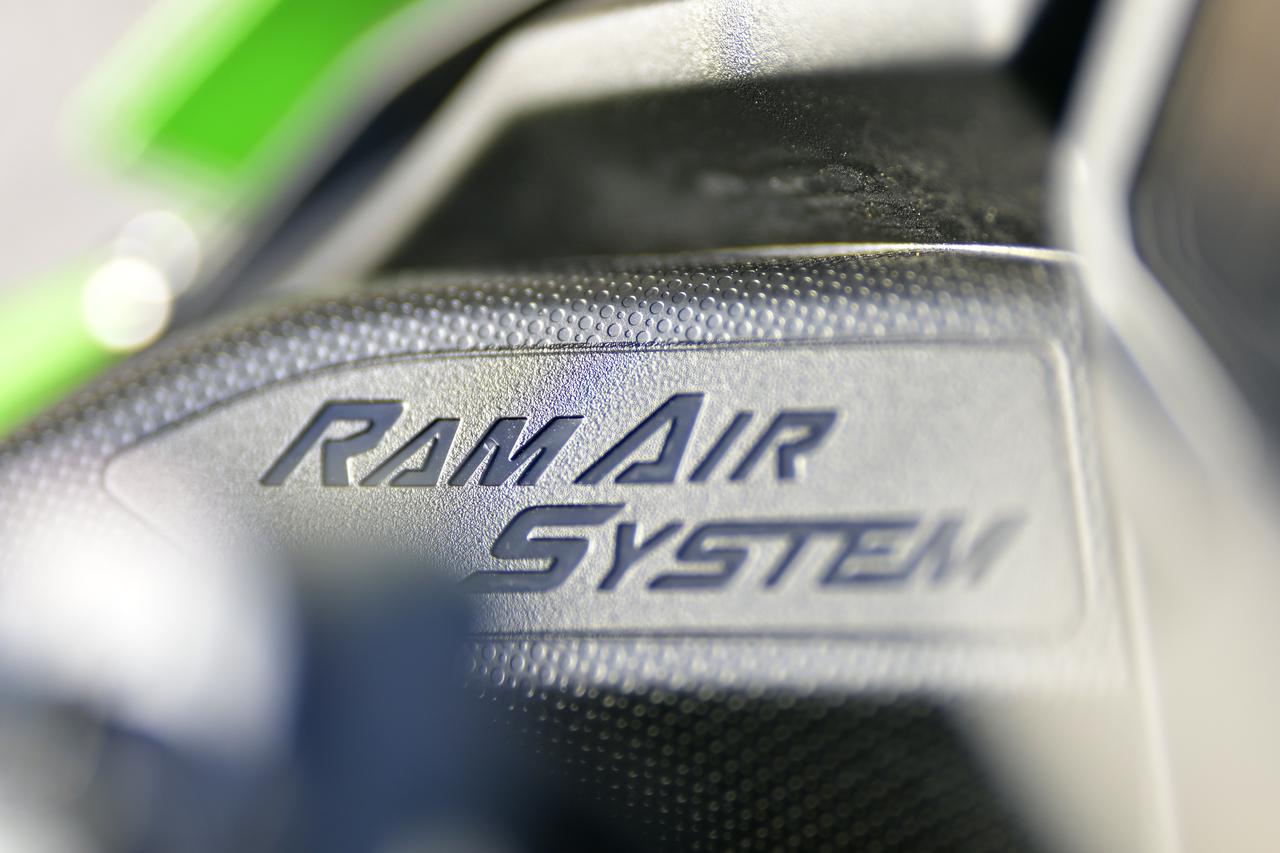 画像: ▲メーターの横にはラムエアシステム採用車であることを示すロゴが。走行風の圧力（ラム圧）を利用して、高速走行時にエアクリーナーへ強制的に空気を押し込み、吸気効率を高める技術。カワサキはこの技術を1989年発売の4気筒マシン「ZXR250」「ZXR250R」で初めて採用しました。