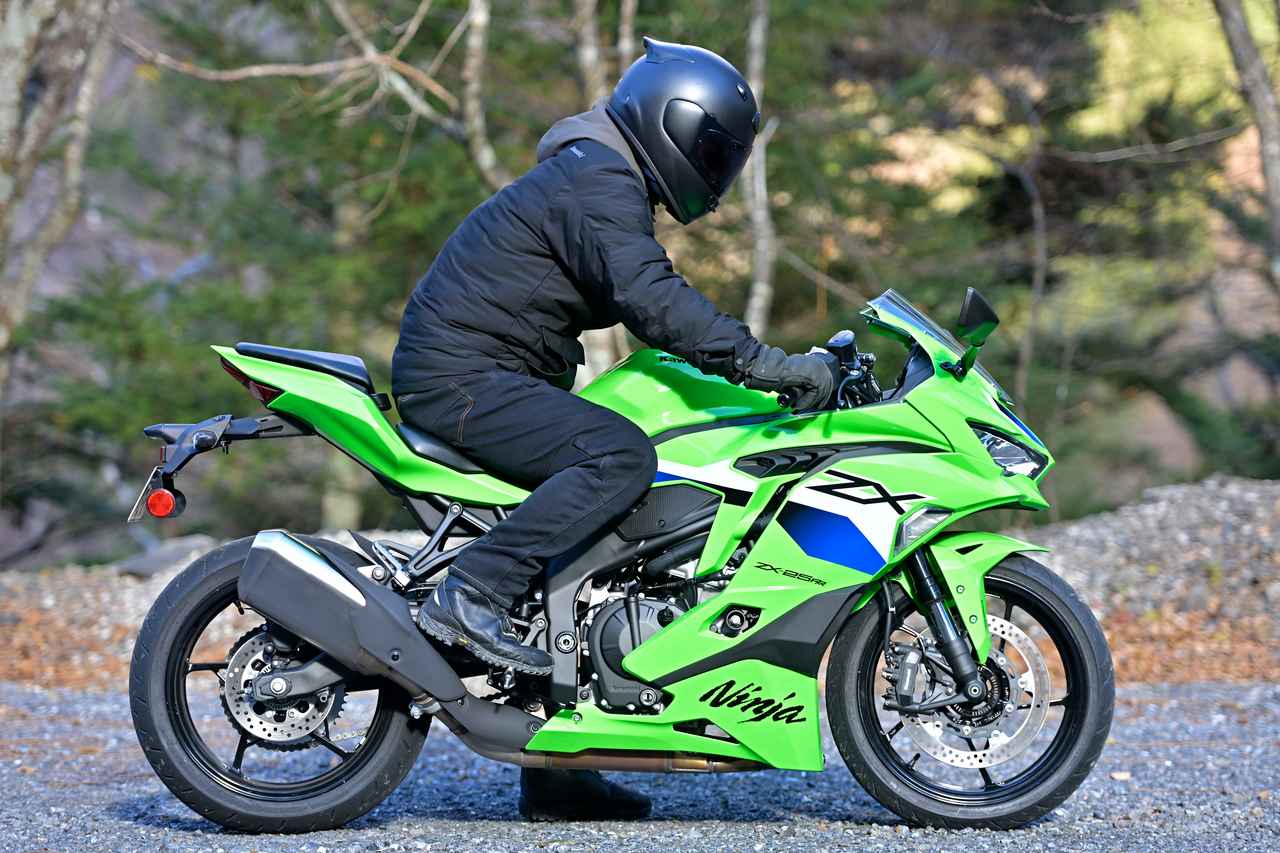 画像1: Ninja ZX-25RRのシート高：785mm ライダーの身長・体重：175cm・71kg