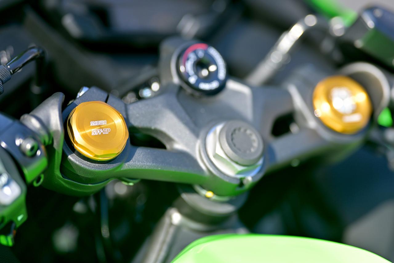 画像2: ▲倒立式のフロントフォークはSHOWA「SFF-BP」。トップキャップはゴールドカラーで高級感満点。プリロード調整も可能です。