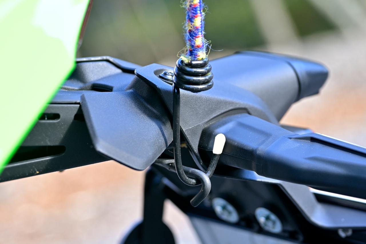 画像: ▲シートバッグの取り付けベルトはもちろん、ストレッチコードやツーリングネットも掛けやすい形状の荷掛フックです。