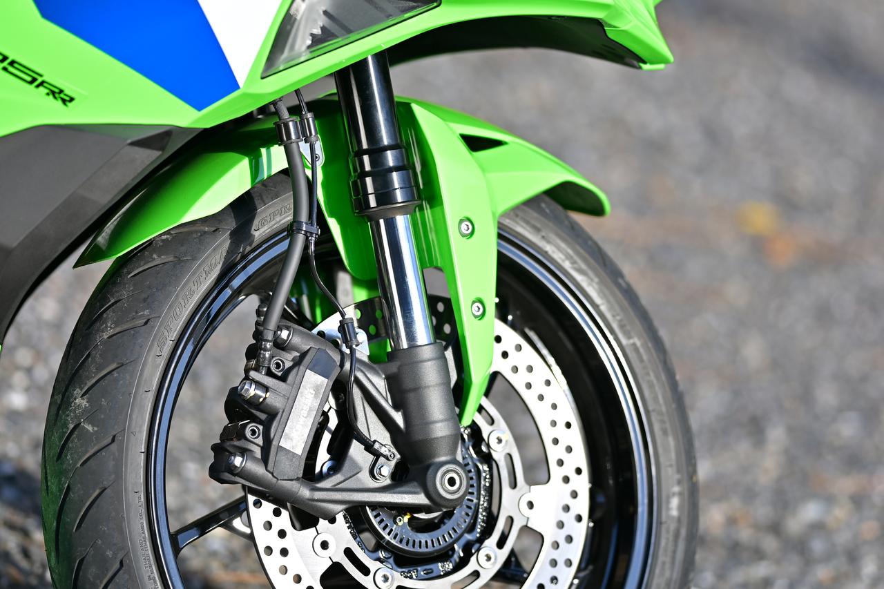 画像1: ▲倒立式のフロントフォークはSHOWA「SFF-BP」。トップキャップはゴールドカラーで高級感満点。プリロード調整も可能です。