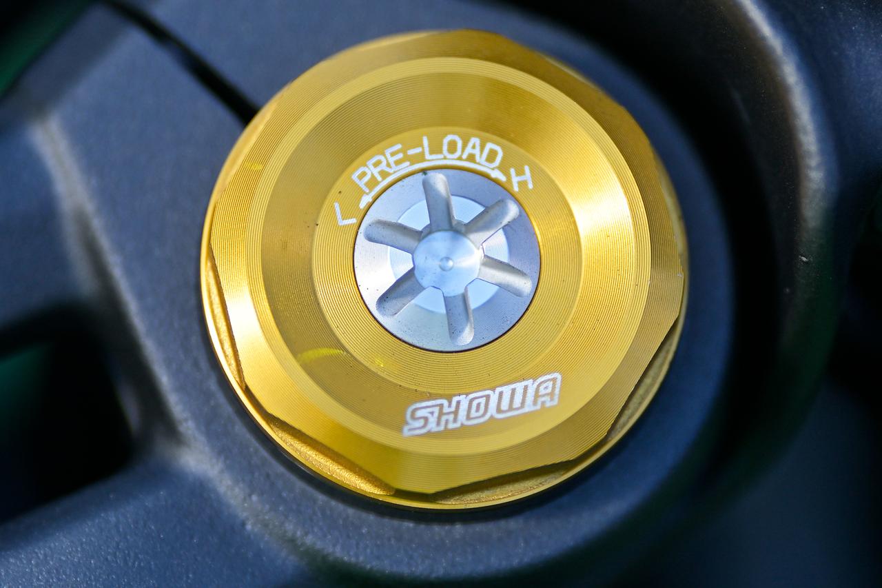 画像3: ▲倒立式のフロントフォークはSHOWA「SFF-BP」。トップキャップはゴールドカラーで高級感満点。プリロード調整も可能です。