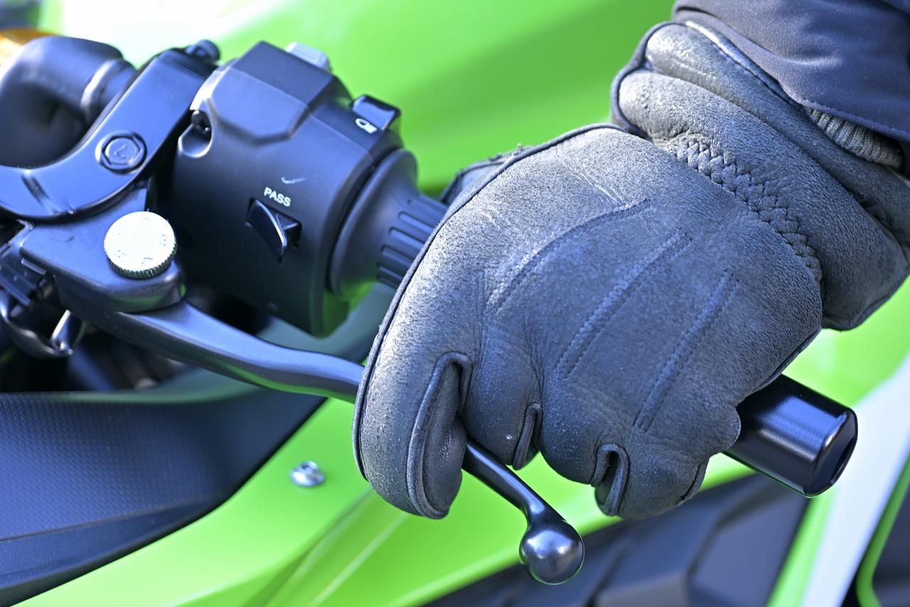 画像: ▲クラッチレバーは軽々。人差し指だけでも切れるほどで、渋滞時や街中の走行も楽でした。