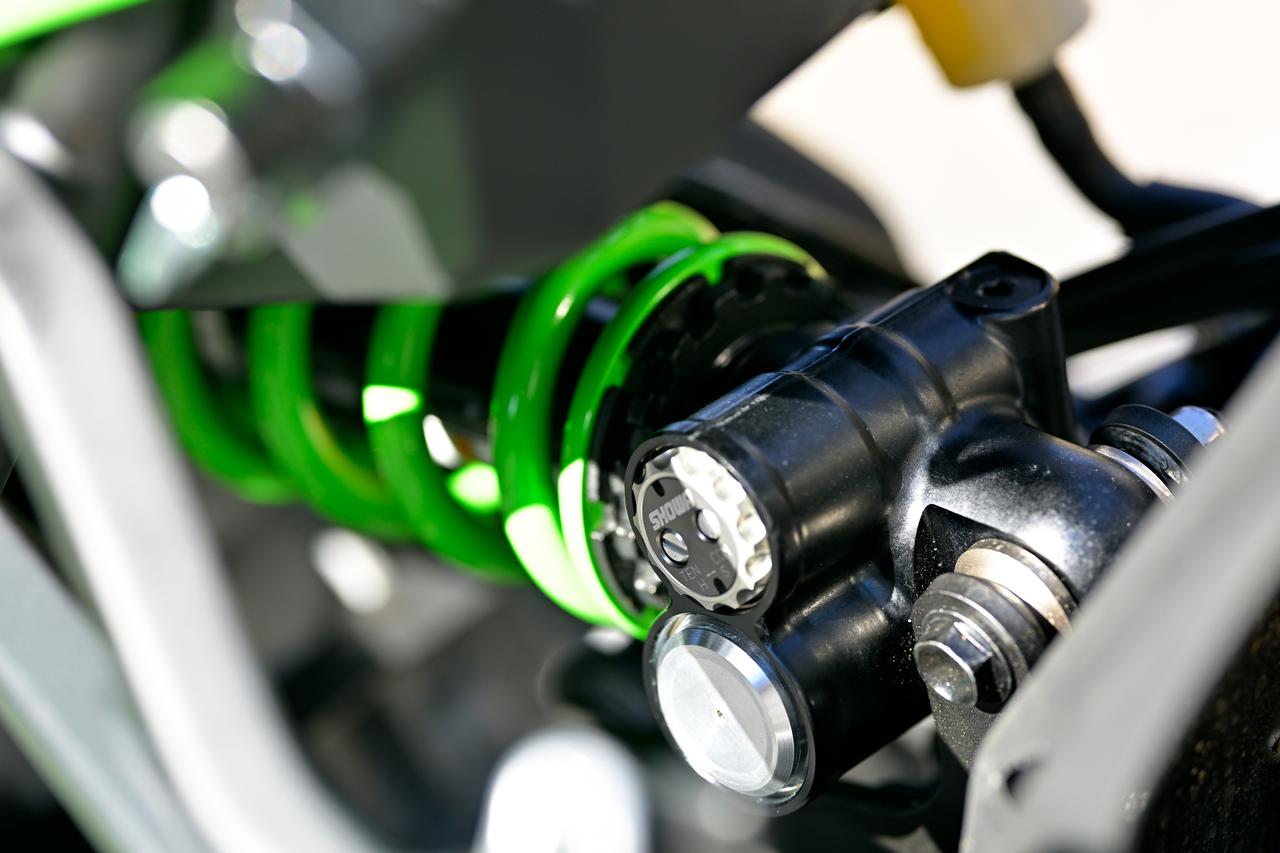 画像: ▲搭載されているリアショック、SHOWA「BFRC-lite」。圧側・伸側の減衰力を独立して調整できます。