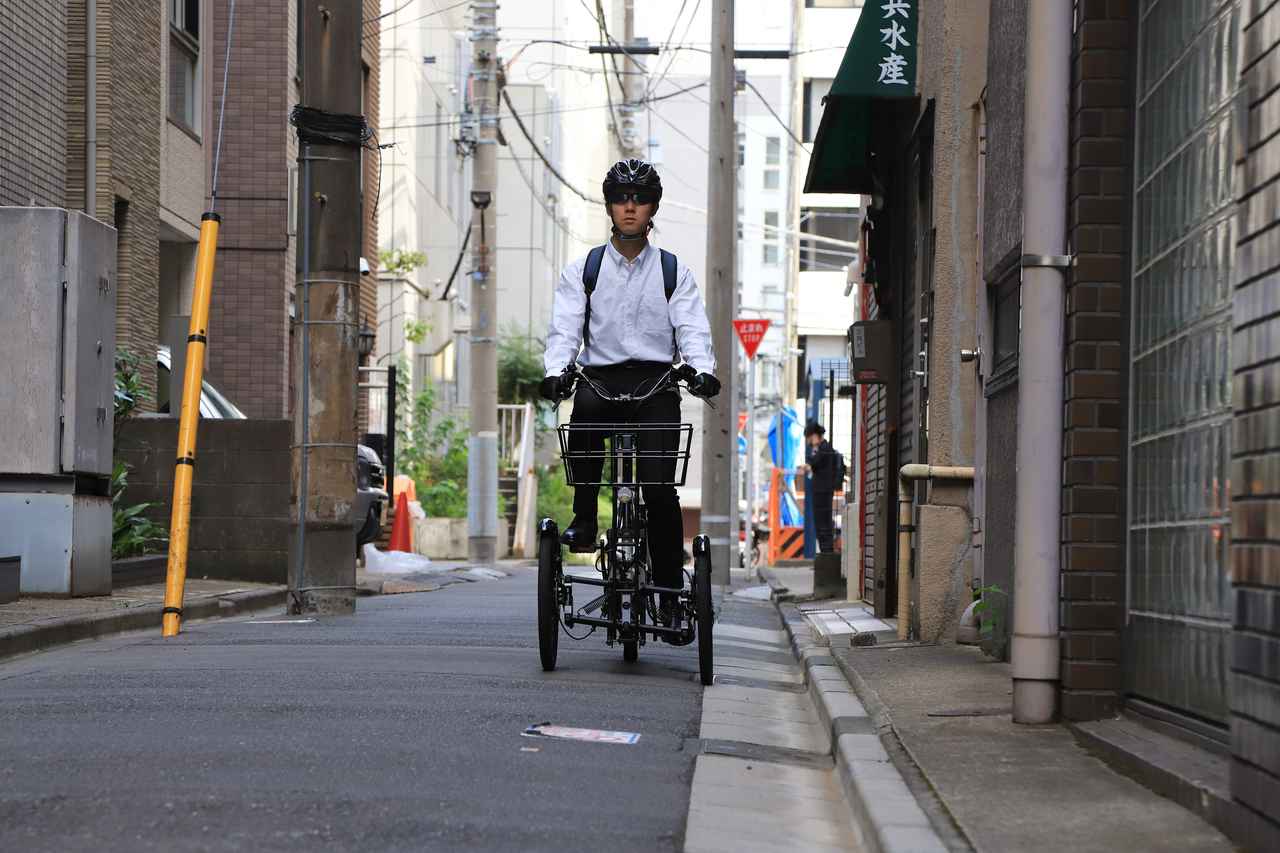 画像: 左右に傾斜している路面もスムーズに走行できます。