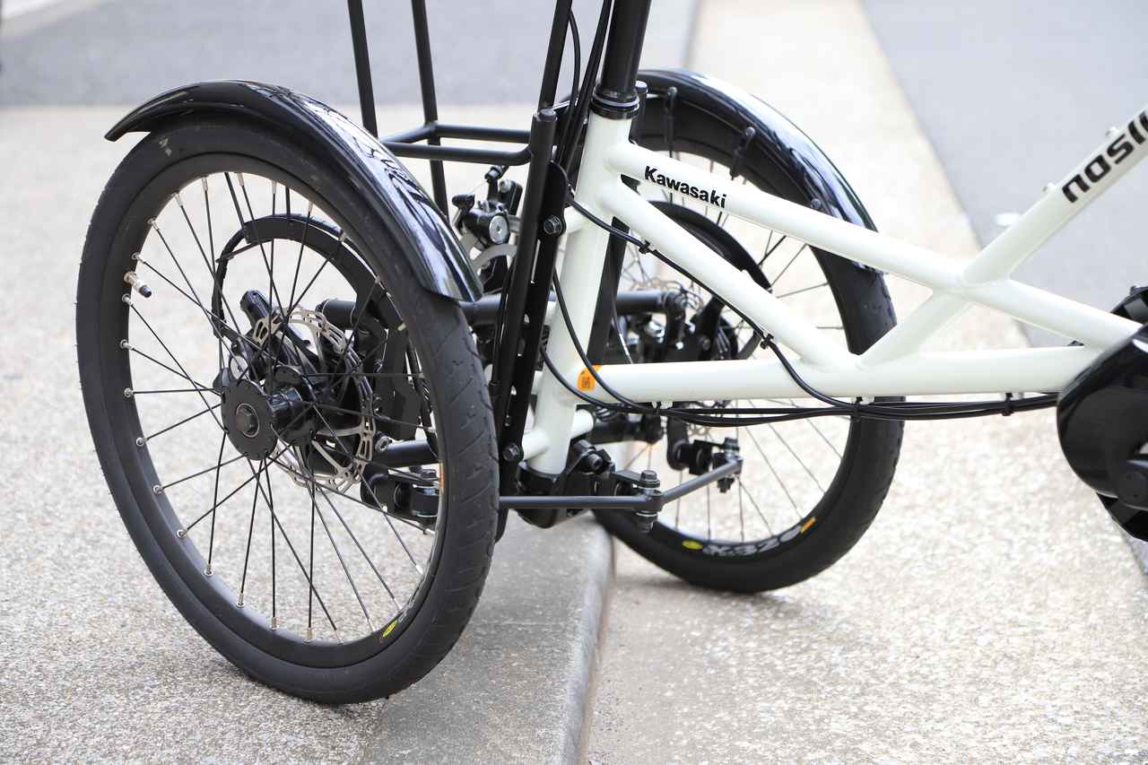 画像: 左右が独立して動くので、斜めに段差を乗り越える場合も安定して通過可能です。