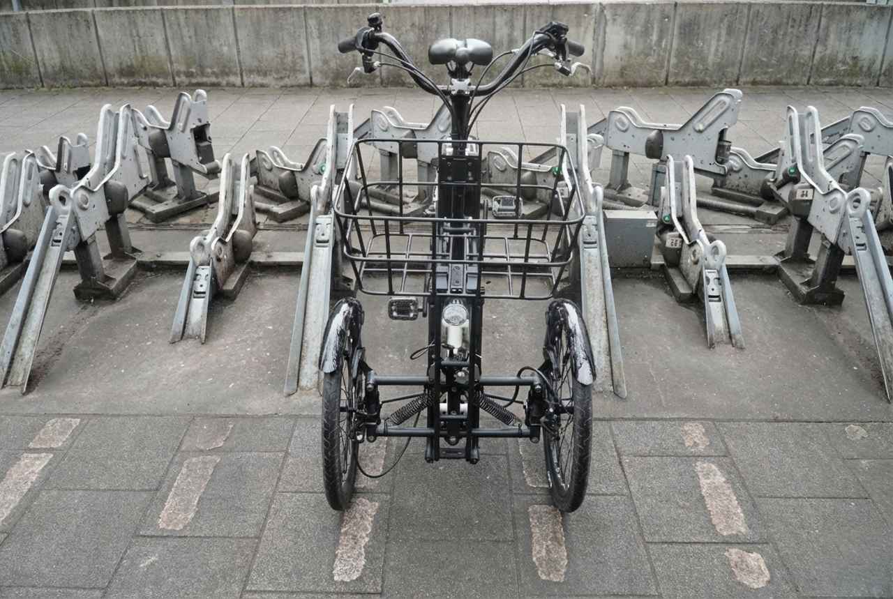 画像: 下の白線は1台分の車幅の目安。隣のラックに自転車があると駐輪できません。