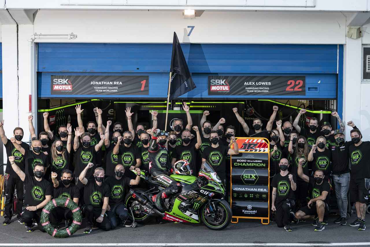 画像: ▲ライダー＆マニュファクチャラーズタイトル6連覇を遂げた2020年のKawasaki Racing Team記念写真。