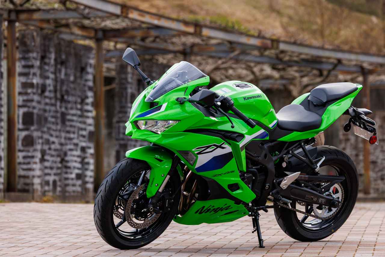 画像: Kawasaki Ninja ZX-4RR 2026年モデル 総排気量:399cc エンジン形式:水冷4ストロークDOHC4バルブ並列4気筒 シート高:800mm 車両重量:189kg 発売日:2025年9月1日 税込価格:121万円