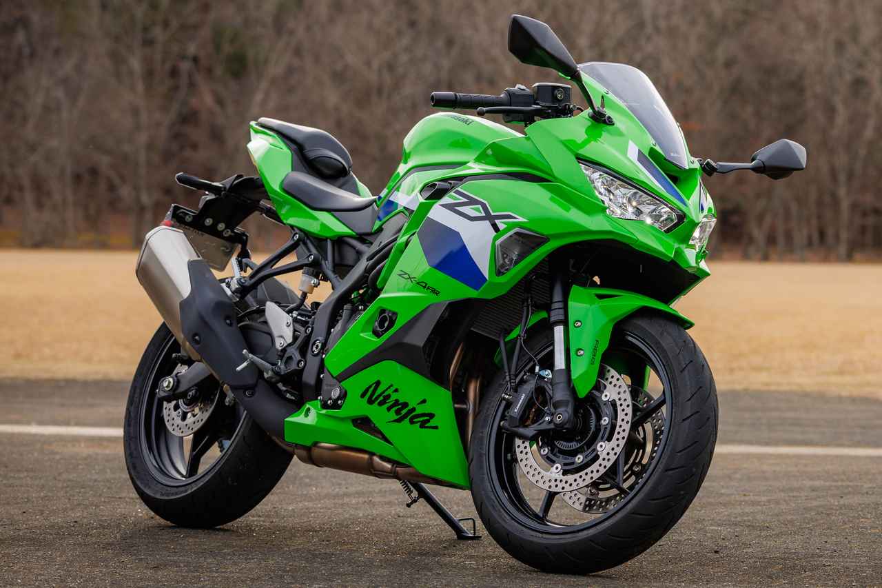 画像: Kawasaki Ninja ZX-4RR 2026年モデル 総排気量：399cc エンジン形式：水冷4ストロークDOHC4バルブ並列4気筒 シート高：800mm 車両重量：189kg 発売日：2025年9月1日 税込価格：121万円