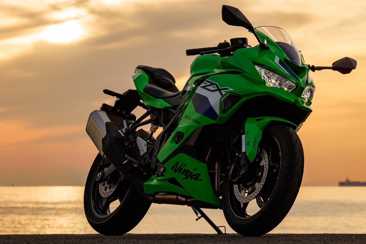 画像: Kawasaki Ninja ZX-4RR 2026年モデル 総排気量：399cc エンジン形式：水冷4ストロークDOHC4バルブ並列4気筒 シート高：800mm 車両重量：189kg 発売日：2025年9月1日 税込価格：121万円 ▶▶▶車両情報の詳細はこちら