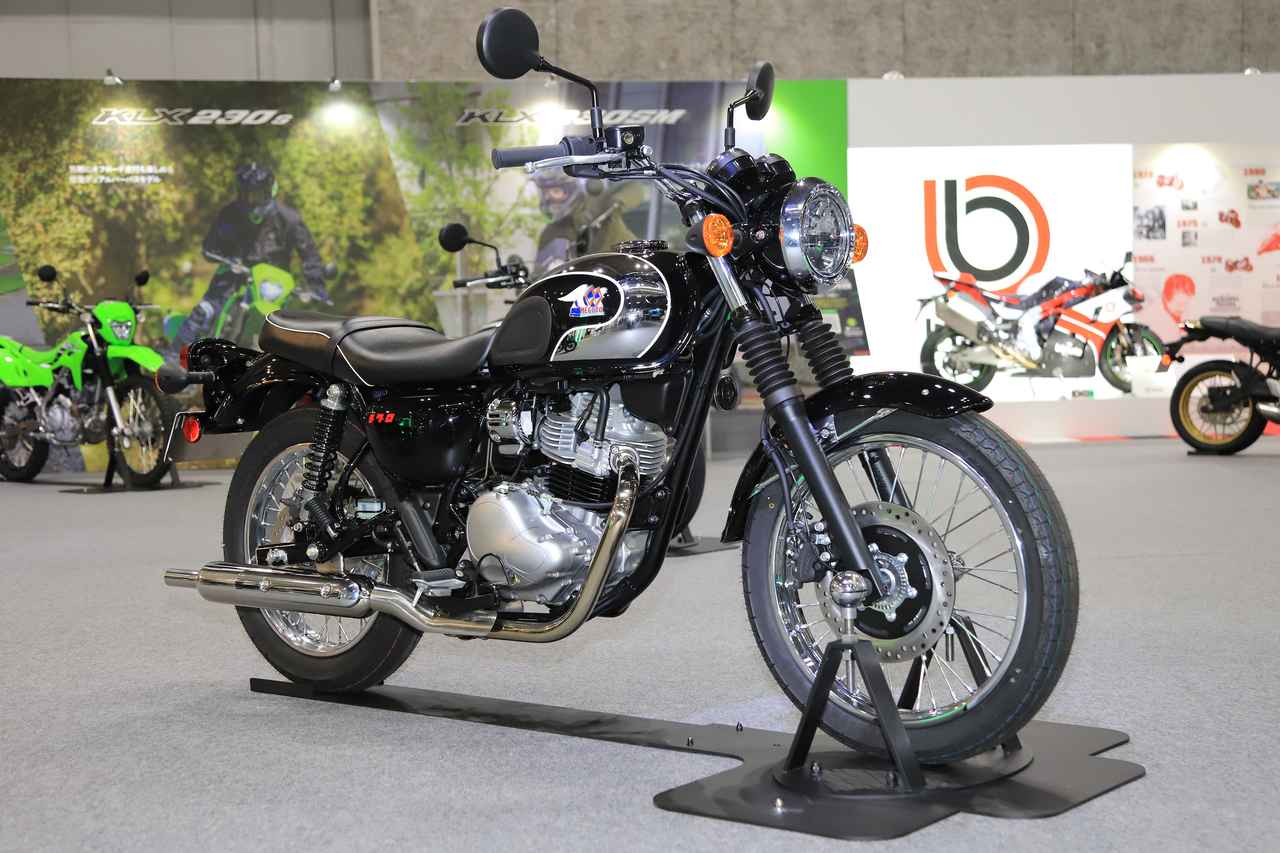 画像: ▲写真のように直立した状態でガッチリ固定されているので、実際のライディングポジションに近い雰囲気を体感できます。（固定台厚さの分、1cmほどシート高が上がります。）