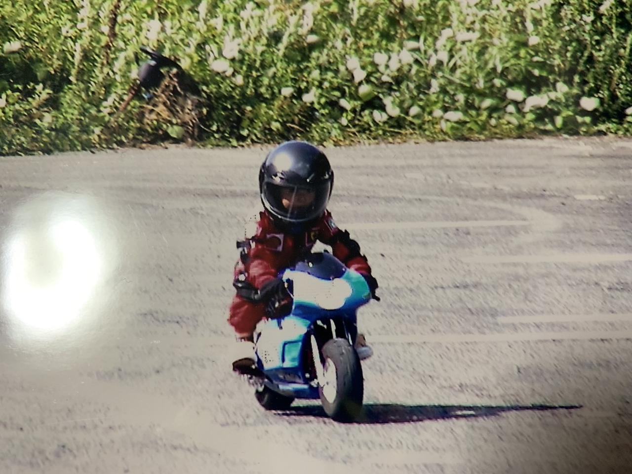 画像: ▲幼い時にポケバイに乗る岩戸選手の様子。※ご本人提供