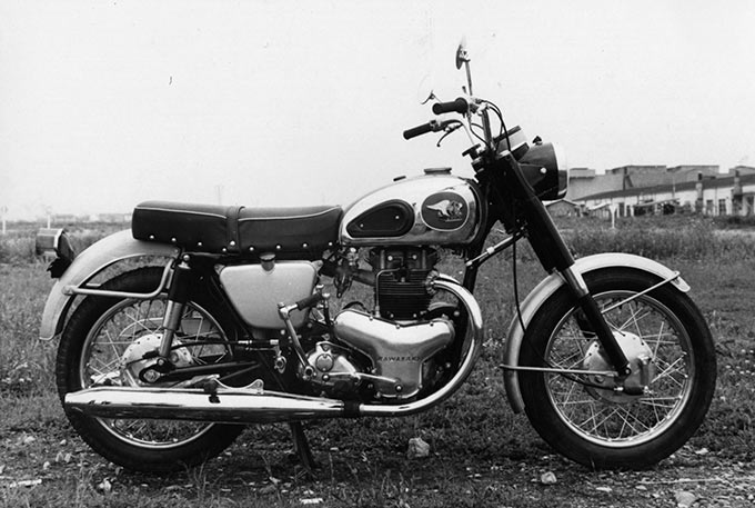 画像: ▲カワサキ初の大型モーターサイクル・カワサキ500メグロK2。