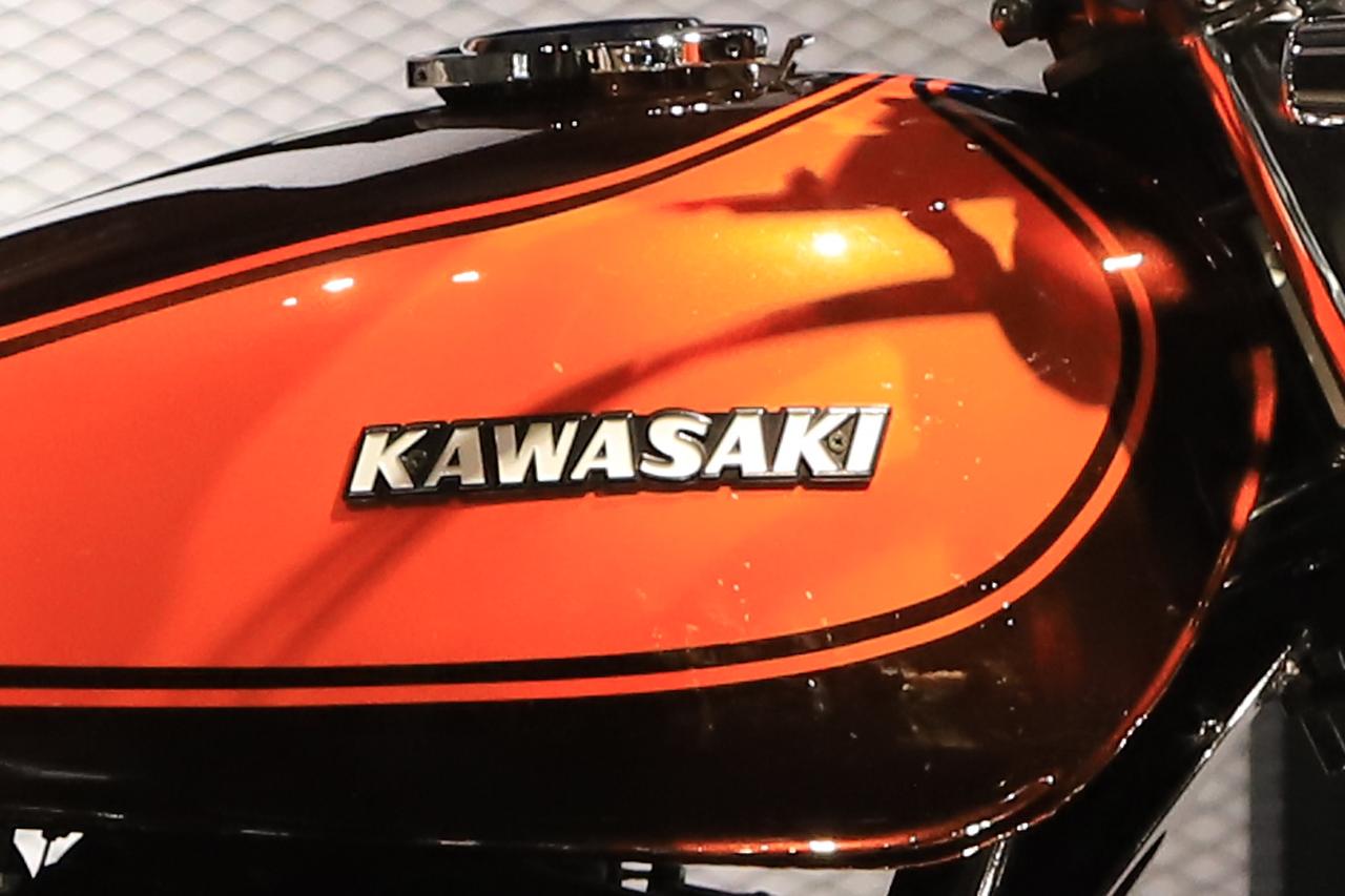 画像: ▲「KAWASAKI」のロゴ(車両は900 super4)。