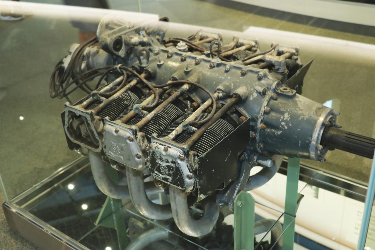 画像: 1955年（昭和30年）戦後初の型式認定取得を受けた航空機用エンジン「KAE-240型」（兵庫県神戸市のカワサキ企業博物館「カワサキワールド」に展示。） 実際に航空機に搭載されることはなく、製造はこの1基のみ。 当時の社名は「川崎航空機工業株式会社」。1969年に川崎重工業株式会社に吸収合併されました。