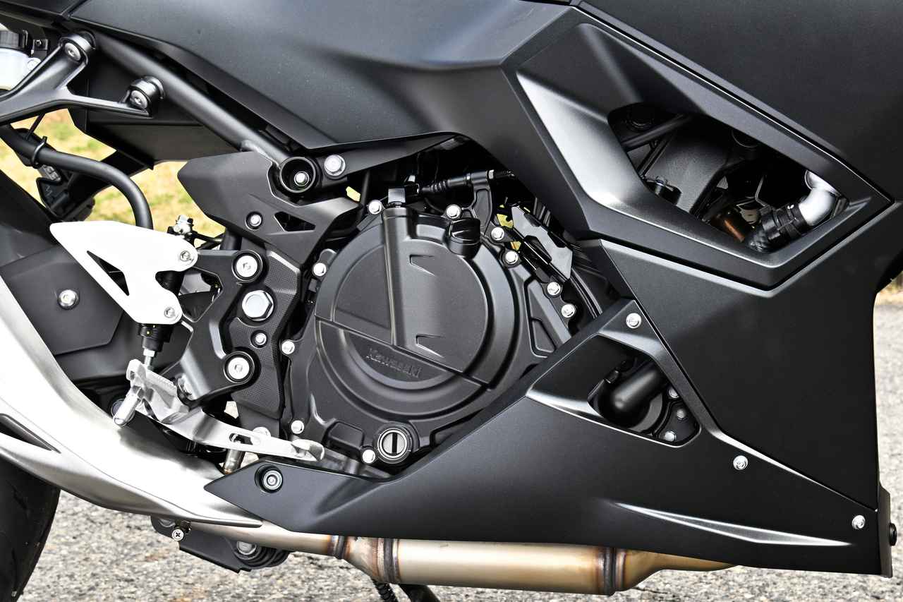 画像: ▲低中回転域の力強さが増した451cc水冷並列2気筒エンジン。