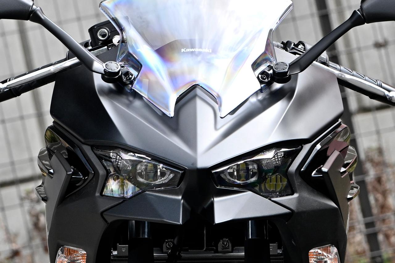 画像: ▲Ninja ZX-6Rと同形状のLEDヘッドライトを採用した精悍な顔つき。