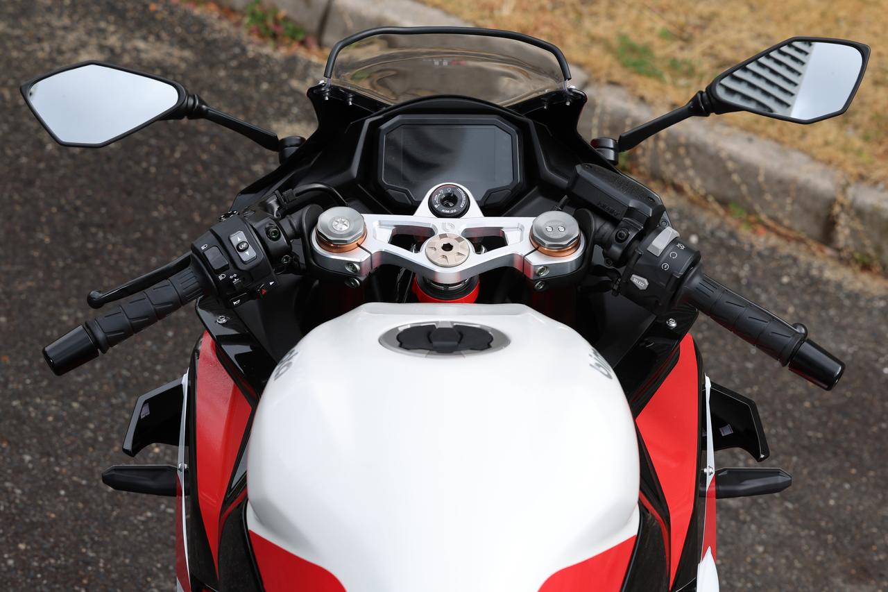 画像2: ▲タンクやディスプレイはNinja ZX-4Rシリーズと共通のものを採用。アルミ削り出しのステムがクイックなハンドリングをもたらす剛性と、コックピットをラグジュアリーに演出する2つの機能をはたしています。