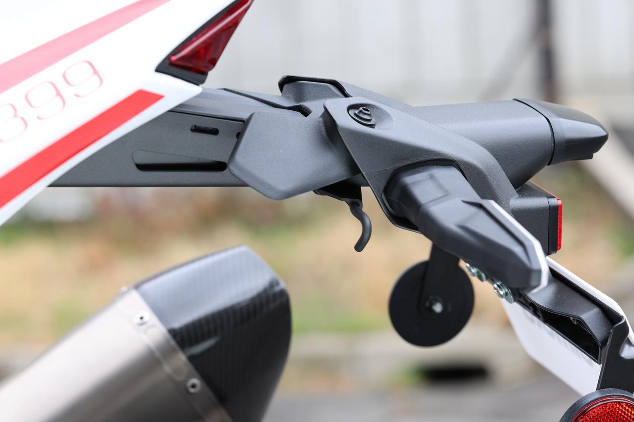 画像: ▲積載用のフックやETC車載器取り付けのスペースなども用意されており、実用的な使い方を想定しているのも魅力的なポイントです。