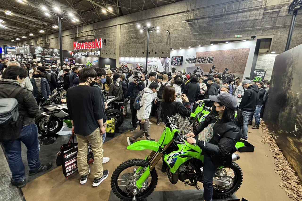 画像2: ▲開場直後からカワサキブースはこの熱気! カワサキブースの周りにはあっという間に人だかりができています!