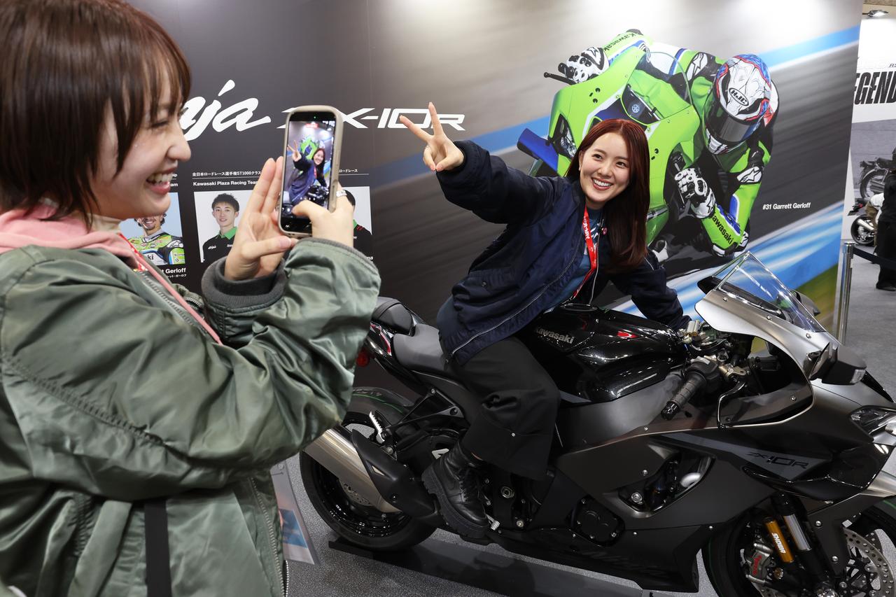 画像: ▲新型Ninja ZX-10Rとbimota Tesi H2 TERA、KB998 Riminiは各メーカーの公式SNSフォロワーであれば、跨り&写真撮影が可能に!(撮影協力:伊藤愛真さん、せんちゃん)