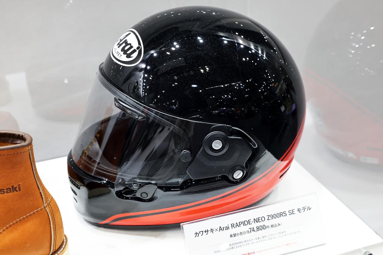 画像: ▲ちなみにブーツの隣にはアライヘルメット「RAPIDE・NEO」とZ900RS SEのコラボレーショングラフィックモデル(税込7万4800円)が展示されていました。こちら店頭在庫のみとなっているので、気になる方はお近くのカワサキプラザ店にお問い合わせください!