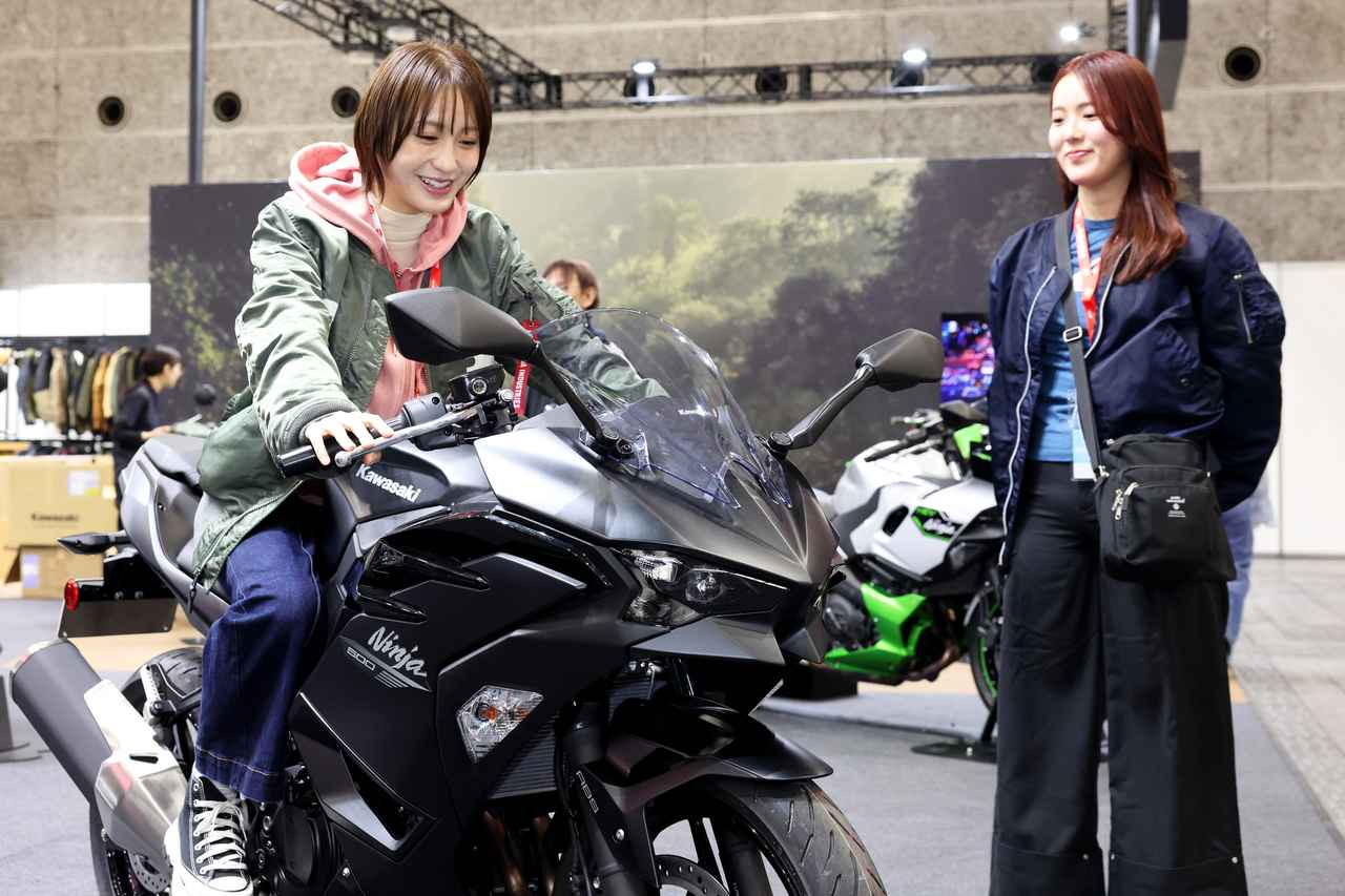 画像: ▲日本初導入のNinja 500! 想像以上にスリムで、これなら街乗りも楽しそう。スポーツ走行などにも軽くてパワーがあるので良いのではないでしょうか?(撮影協力:伊藤愛真さん、せんちゃん)