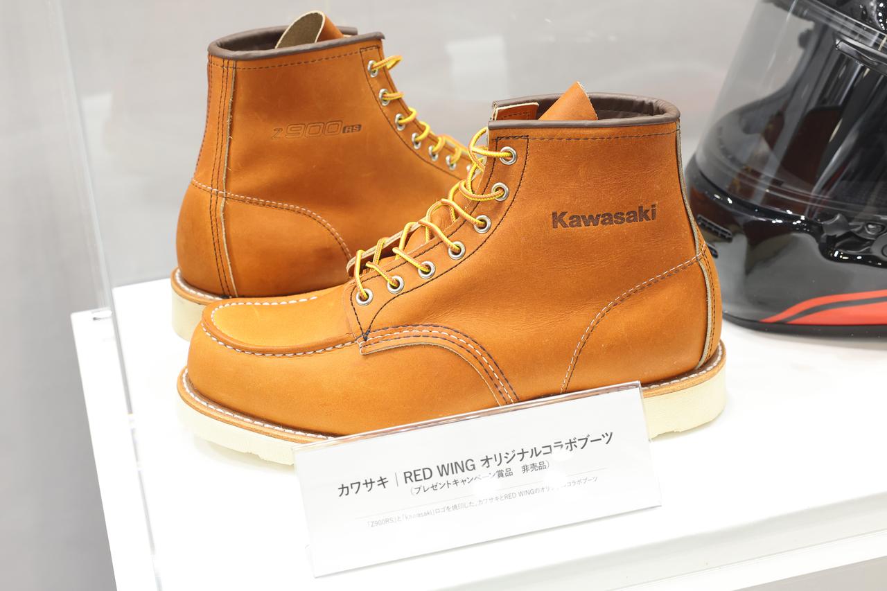 画像: ▲Z900RSとRED WINGのコラボレーションブーツの実物。