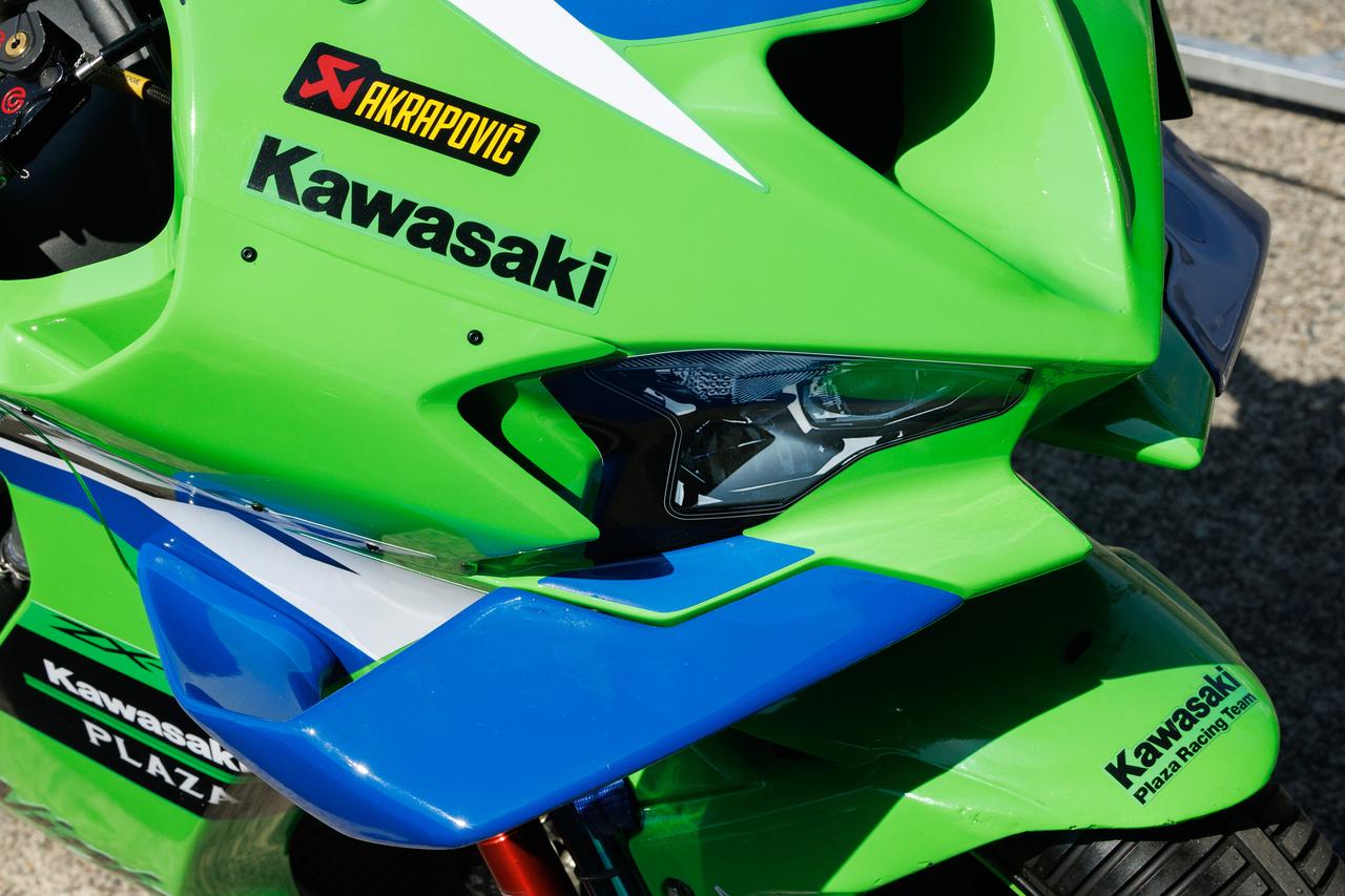 画像: ▲レース車両にはないヘッドライトがデカールで再現されています。