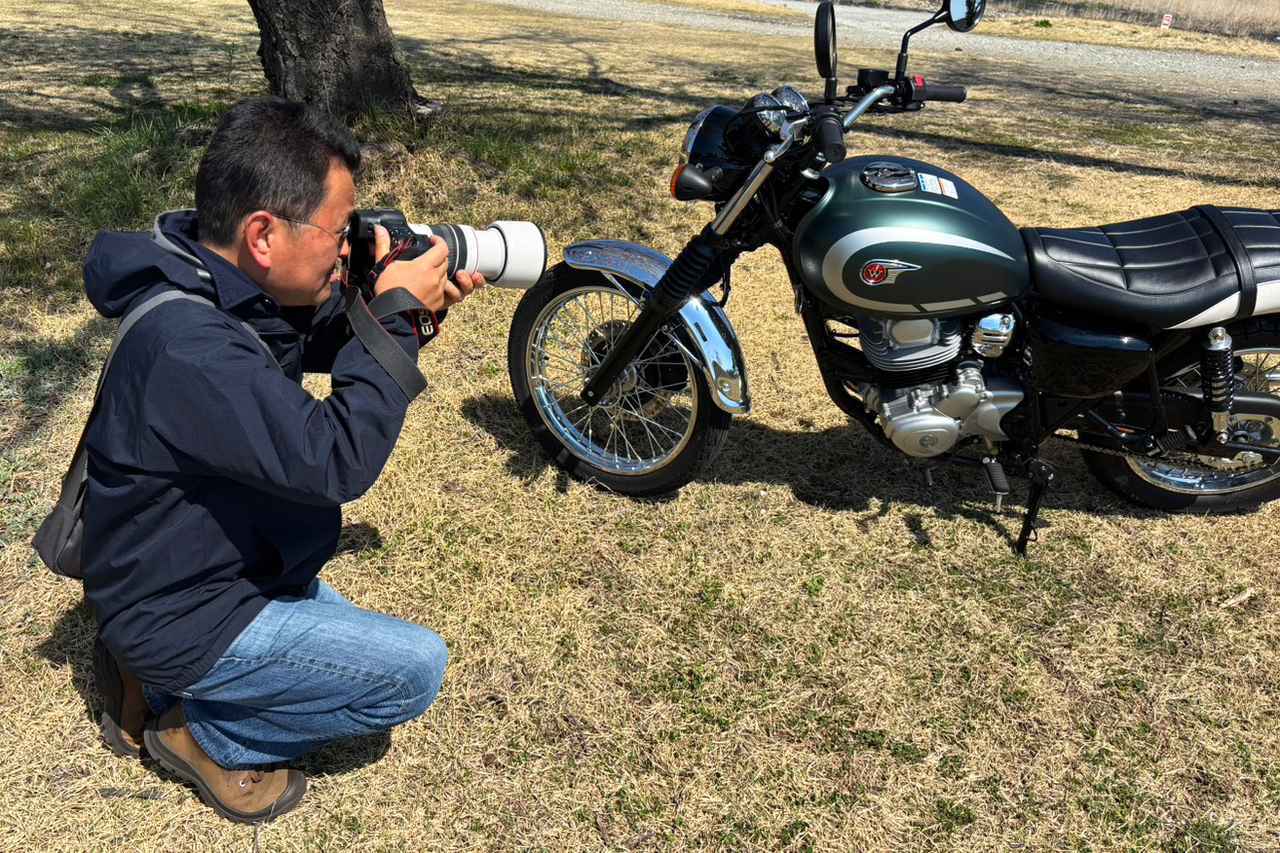 画像: ▲しゃがんだり立ったりは写真撮影の基本！ 撮影する場所だけでなく、視点の上下も意識してみましょう。