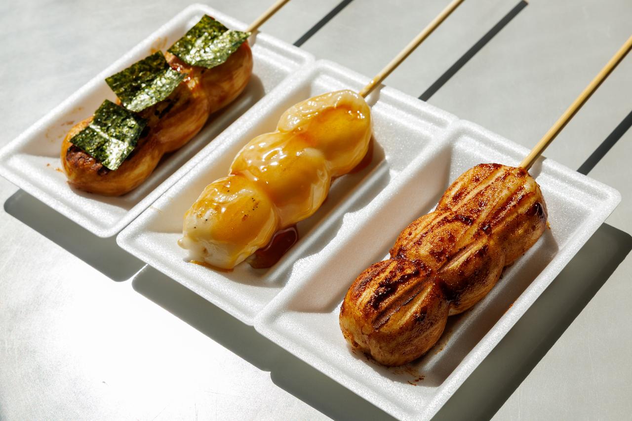 画像2: ▲ちなみにこの那須ロープウェイ山麓駅の建物内には、名物だという「三福だんご（550円/1本）」が販売されている。醤油海苔、くるみ味噌、みたらしがあって、個人的にはくるみ味噌が好みだった。