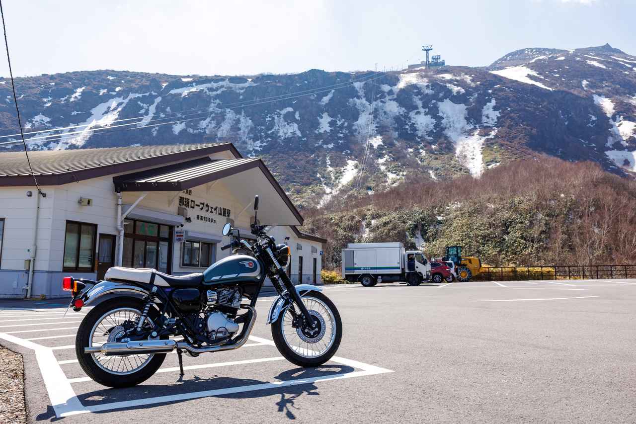 画像: ▲こちらは茶臼山を望める那須ロープウェイ。クルマ用・二輪用、それぞれの駐車場が完備されている。