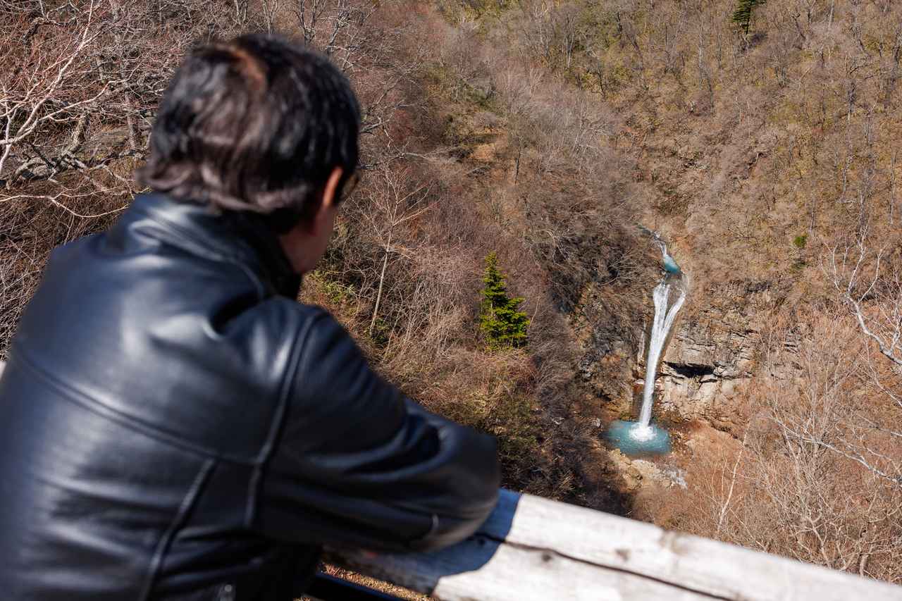 画像2: ▲北温泉旅館の駐車場。ここには展望台があって、奥を流れる「駒止の滝」を望むことができる。