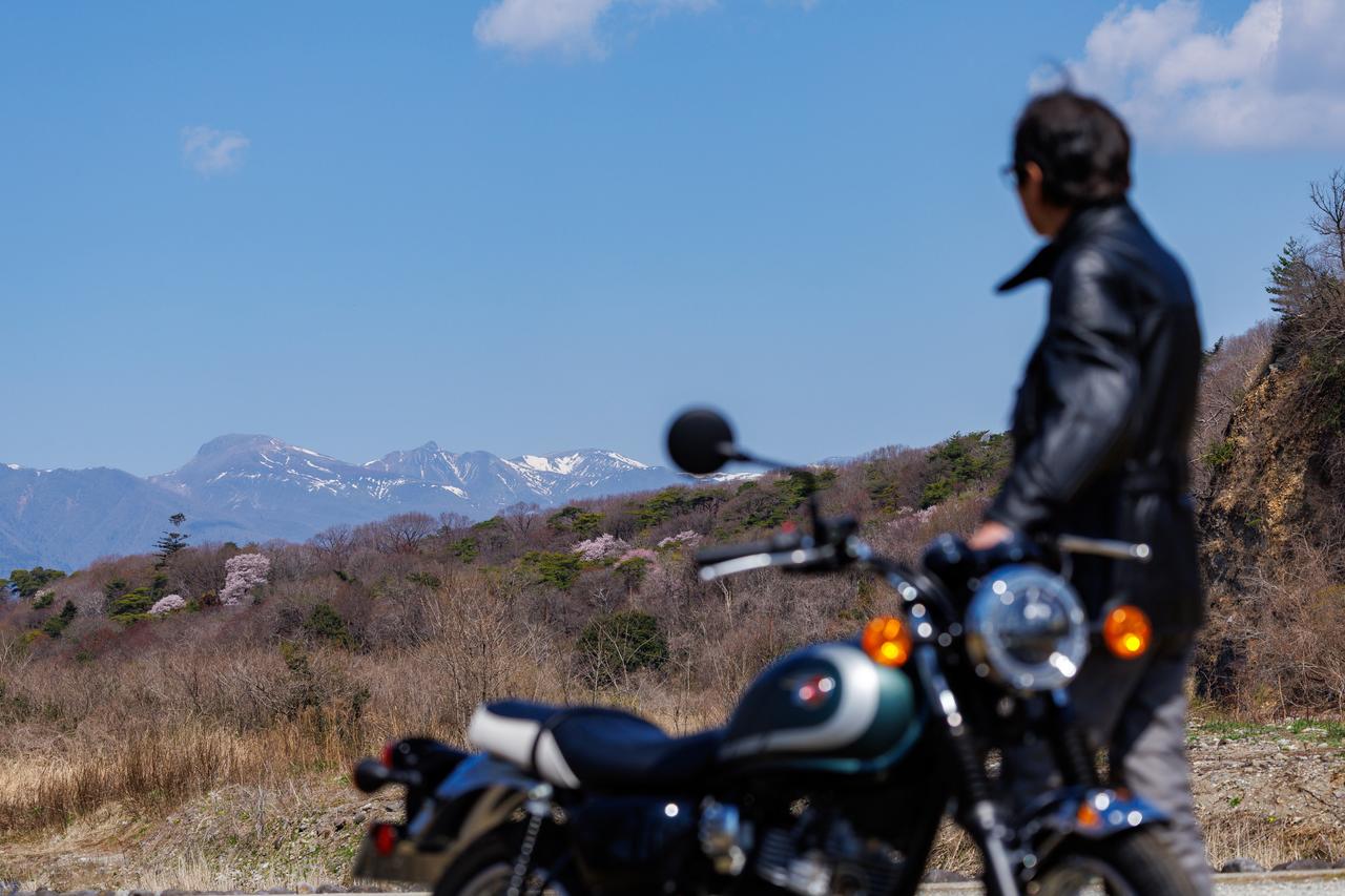 画像: ▲付近の駐車場からは、北関東の山々が望める。そよぐ春風が心地よい。