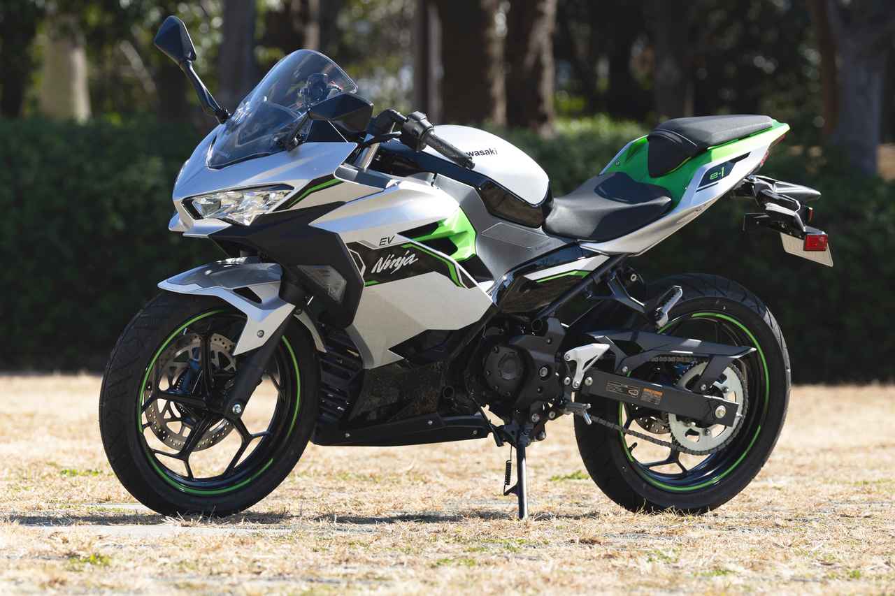 画像: Kawasaki Ninja e-1 2025年モデル 定格出力：0.98kW 原動機種類：交流同期電動機 シート高：785mm 車両重量：140kg（バッテリー2個含む） 発売日：2025年3月1日 税込価格：106万7000円 ※道路運送車両法の第二種原動機付自転車に分類