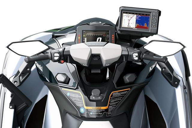 画像: ▲フィッシング専用モデルの「要」とも言える、魚群探知機を標準装備。アッパーデッキのデザインと一体化しているので、とても美しい仕上がりとなっている。