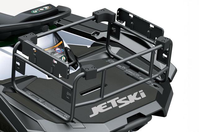 画像: ▲スチールパイプで構成された、マルチパーパスストレージパックをリアラックに装備。クーラーボックスやロッドホルダーを、しっかりと固定できる。