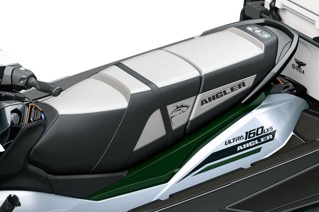 画像: ▲横向きに座ることができるフラットな2ピース構造のベンチシート。船上での移動を楽に行える。