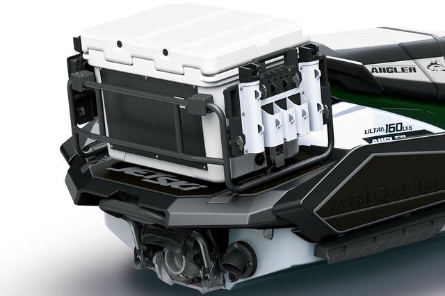 画像: ▲大型クーラーボックスの背面には、様々なアイテムを収納できるメッシュタイプのポケットを装備。タイダウンベルトを使うことで、しっかりとラックに固定できる。