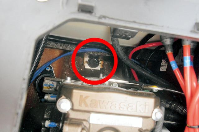 画像: ▲写真の赤円にあるのが超音波センサー。