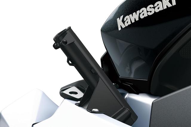 画像: ▲ハンドル左側下部にレイアウトされたフロントロッドホルダー。仕掛けやルアーの交換時に、ロッドを挿しておくことができる。