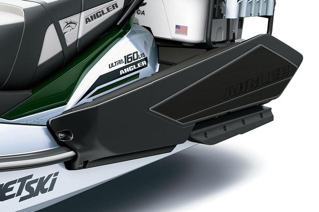 画像: ▲ハル後部に取り付けられたサイドフロートは、静止時や低速走行時の安定性を確保するとともに、シートに横向きに座った時に、楽に足が置けるフットレストとしての機能も果たしてくれる。