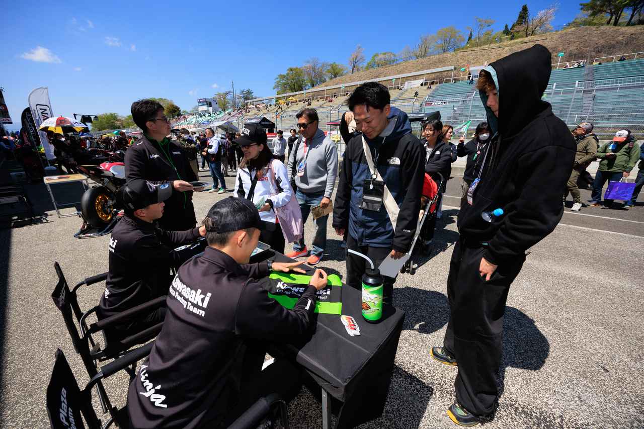 画像: 男カワサキの無骨でカッコいい伝統は継承しつつ、爽やかな笑顔が素敵な岩戸選手と彌榮選手のコンビは老若男女問わず人気！多くのファンがサインを求めました！