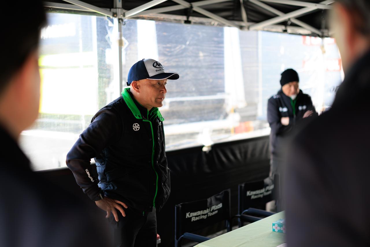 画像: チームを率いるのは西嶋修監督。優しくも芯の通った人柄で、ライダーをはじめチームからの信頼は厚い。今年は悲願の表彰台の中央を狙います！