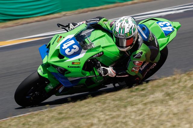 画像: フロントにウイングが装着されている新型Ninja ZX-10R。