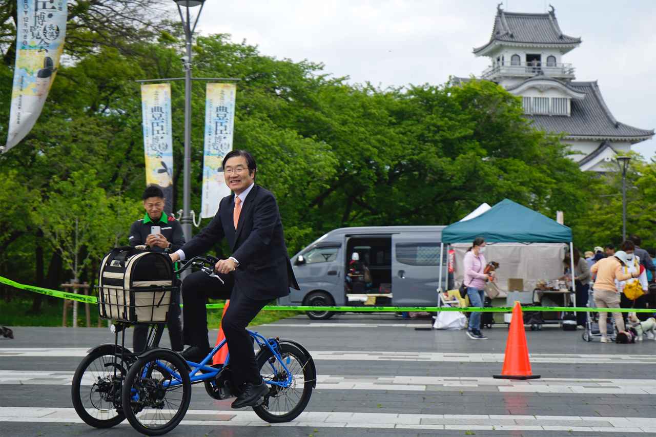 画像2: ▲昨年に引き続き長浜市長である浅見氏も開会挨拶に訪れ、noslisuにご試乗いただきました。